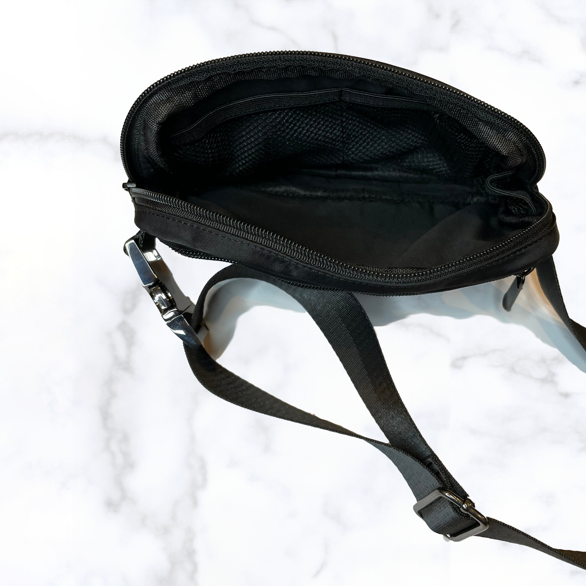 FloofPetProducts-BullyWags-Dogwalkingbagfortreats-productinsideview